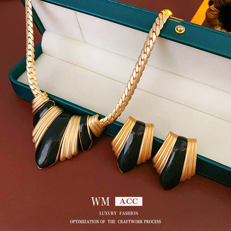 Medieval vintage Necklace French Retro Oil Drop Geometric Metal Necklace Light Luxury High-end Sense Women's Wholesale