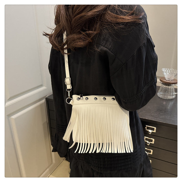 French retro tassel commuter bucket bag for women2025Summer new cross-border style soft shoulder crossbody tassel bag