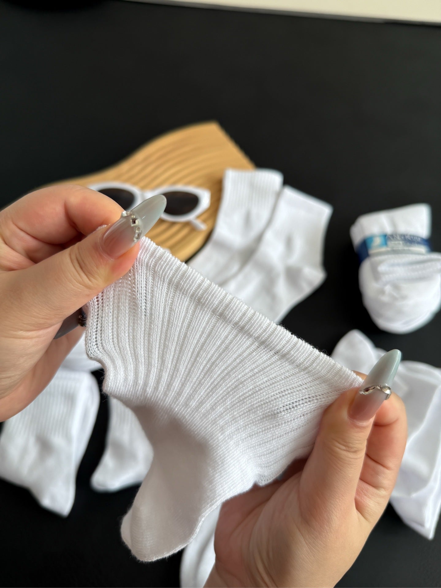 Children's Mid-Calf White Socks Moisture-Wicking Breathable Simple Sports Socks for Boys and Girls Comfortable and Durable White Socks http://detail.1688.com/offer/969182966859.html