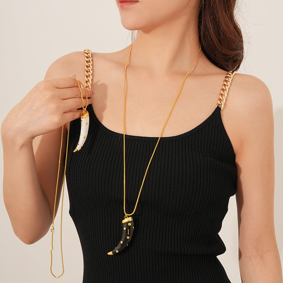 Medieval vintage Oil Drip Ox Horn Pendant Necklace Fashion Versatile Collarbone Chain Unique Design Sense Accessory
