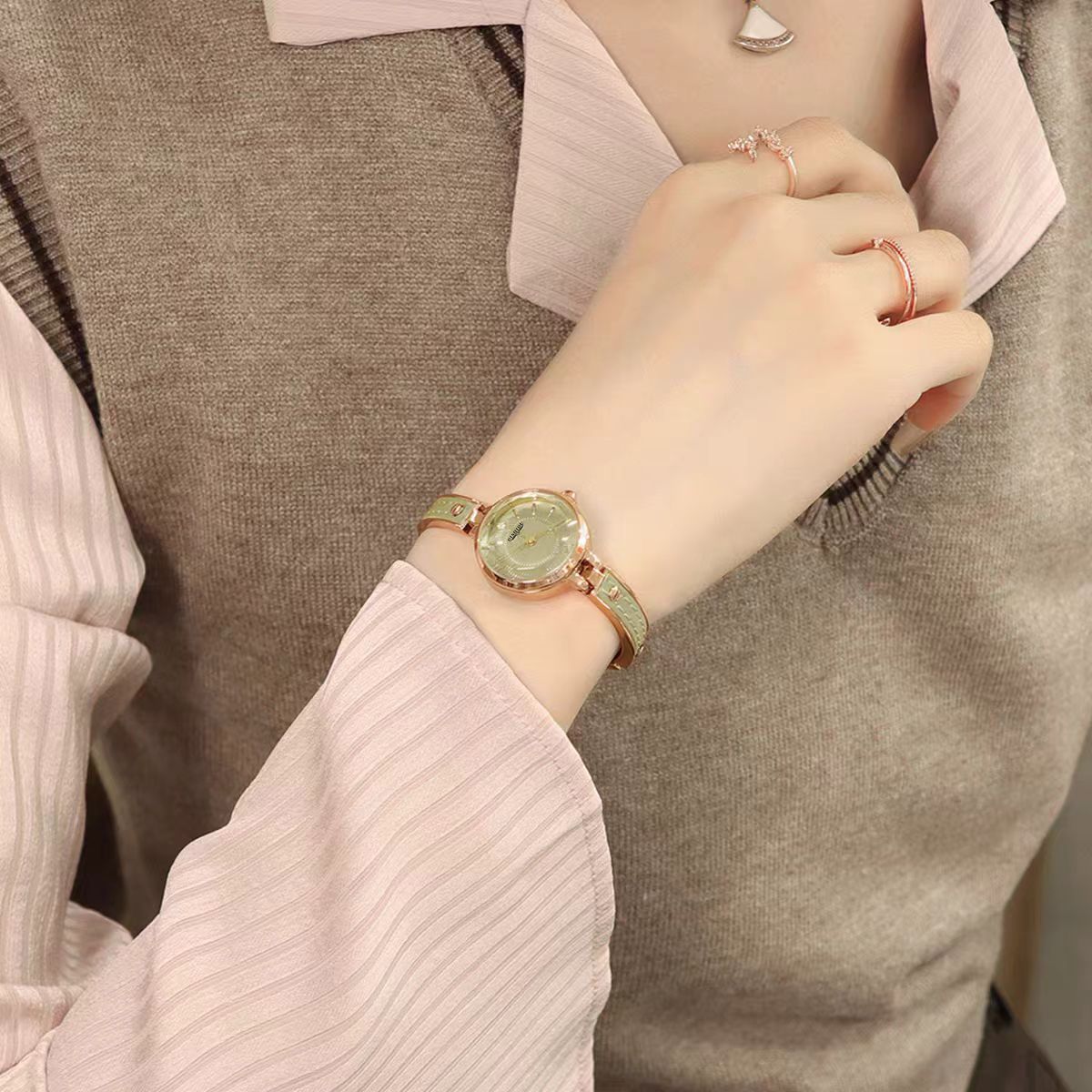 Dishidu Dishidu Women's Watch Bracelet Watch Exquisite Compact Women's Light Luxury Niche Quartz Women's Watch High Aesthetic