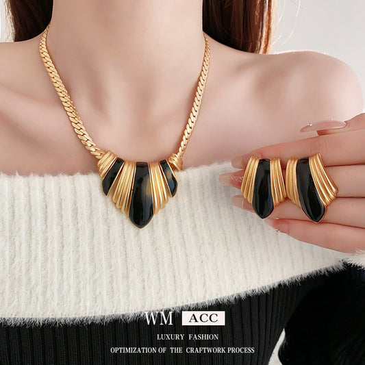 Medieval vintage Necklace French Retro Oil Drop Geometric Metal Necklace Light Luxury High-end Sense Women's Wholesale