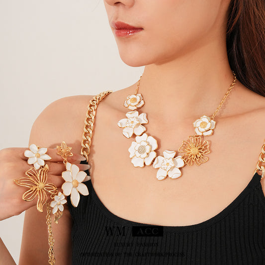 Medieval vintage Oil Drip Flower Necklace Vintage Court Style Fashion Versatile Collarbone Chain Exquisite Versatile Jewelry