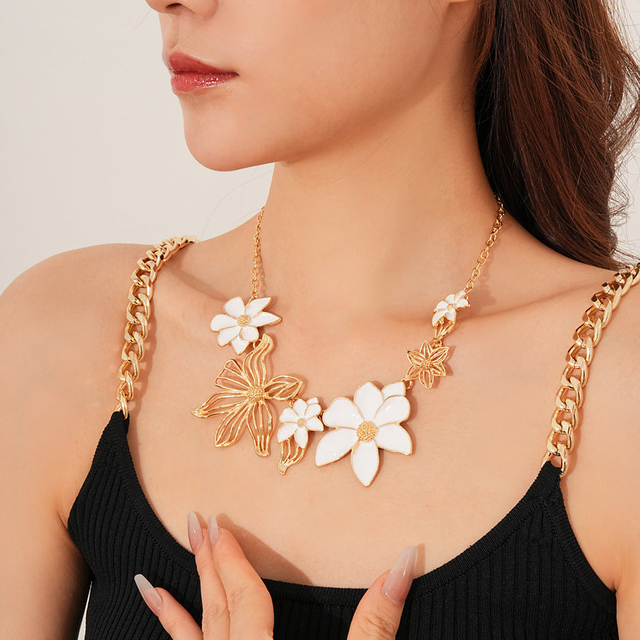 Medieval vintage Oil Drip Flower Necklace Vintage Court Style Fashion Versatile Collarbone Chain Exquisite Versatile Jewelry