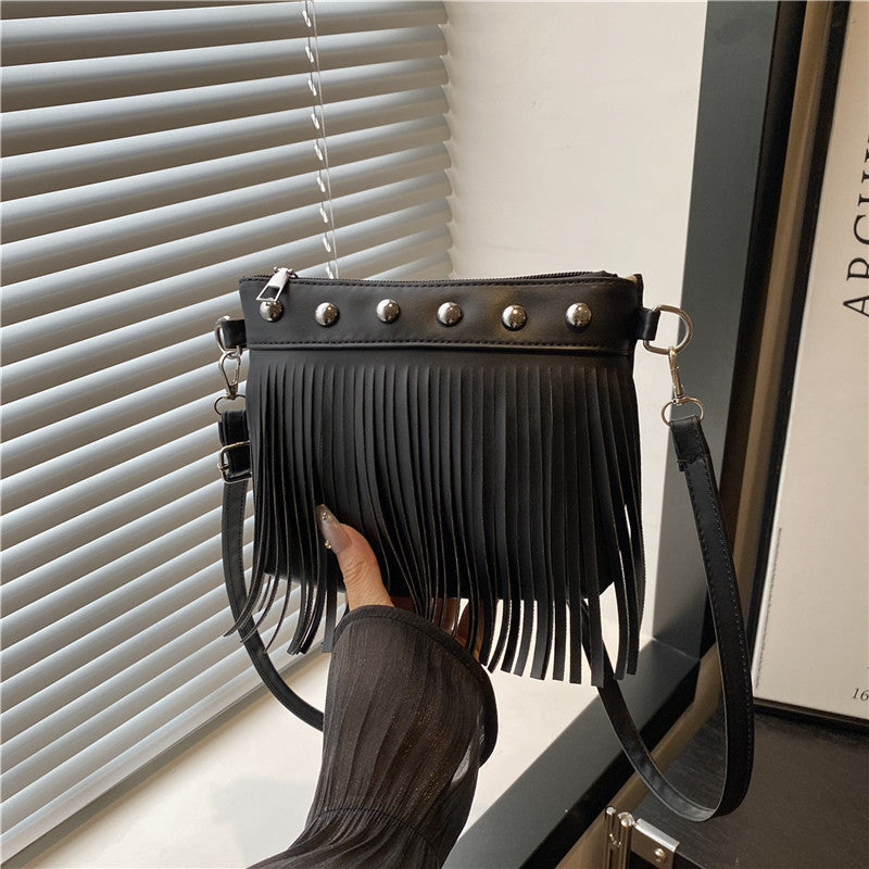 French retro tassel commuter bucket bag for women2025Summer new cross-border style soft shoulder crossbody tassel bag