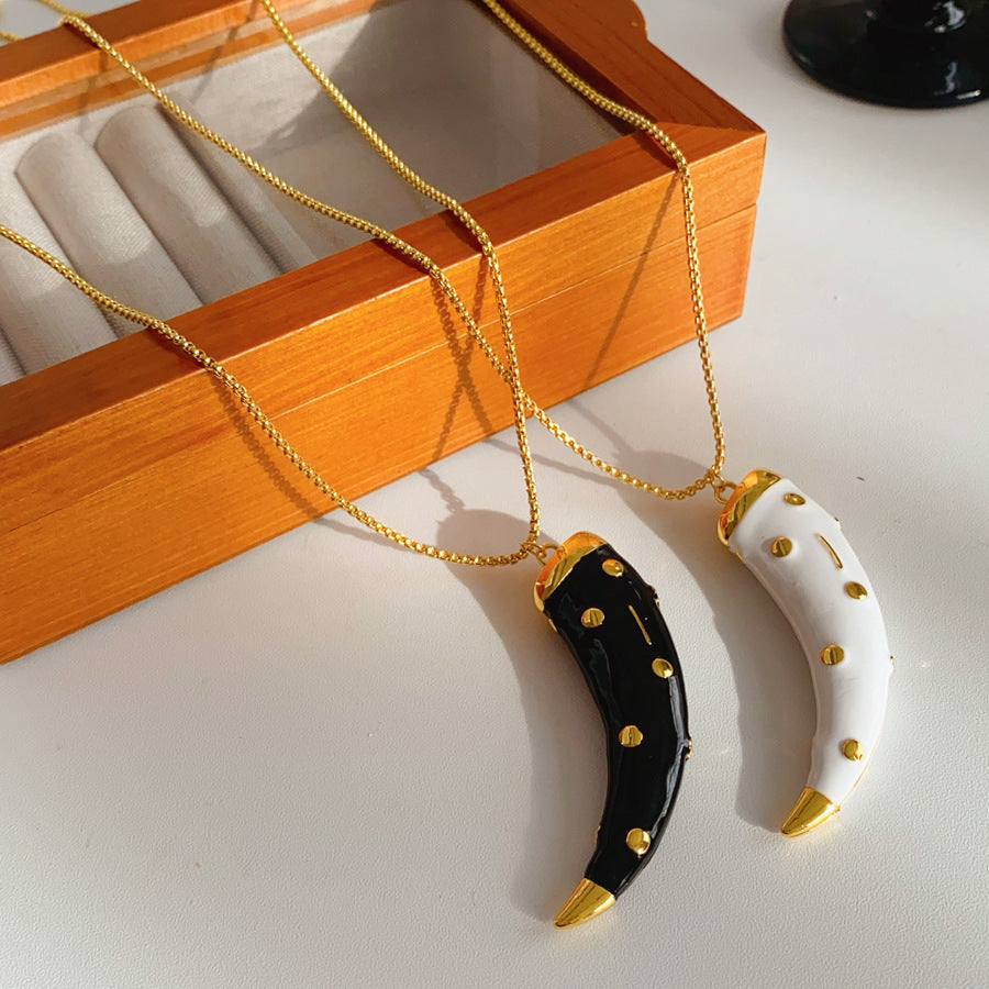 Medieval vintage Oil Drip Ox Horn Pendant Necklace Fashion Versatile Collarbone Chain Unique Design Sense Accessory