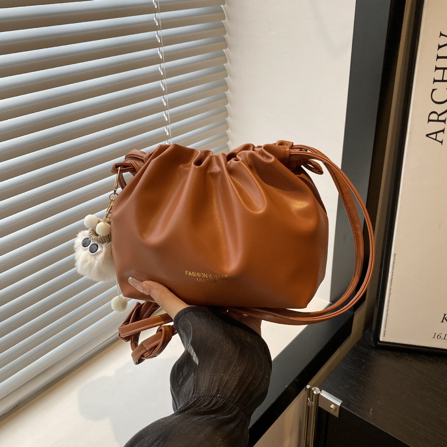 This year's trendy casual fashion elegant women's bag2025New versatile trendy single-shoulder bag with a high-end feel bucket bag