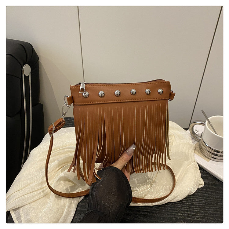 French retro tassel commuter bucket bag for women2025Summer new cross-border style soft shoulder crossbody tassel bag