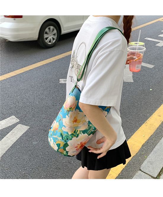 New2025Floral Oil Painting Niche Large Capacity Versatile Commuter Bucket High-end Bag Women's Shoulder Bag Hot Item