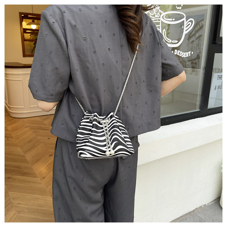 Personalized Chain Large Capacity Stylish Fashion Leopard Print Drawstring Winter2024New Zebra Pattern Shoulder Bucket Bag