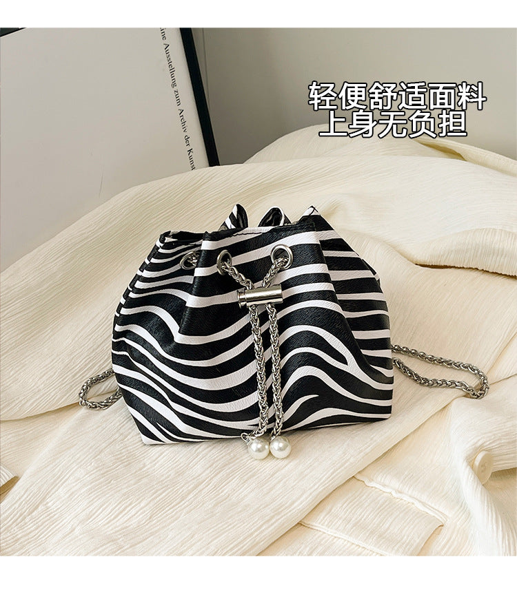 Personalized Chain Large Capacity Stylish Fashion Leopard Print Drawstring Winter2024New Zebra Pattern Shoulder Bucket Bag
