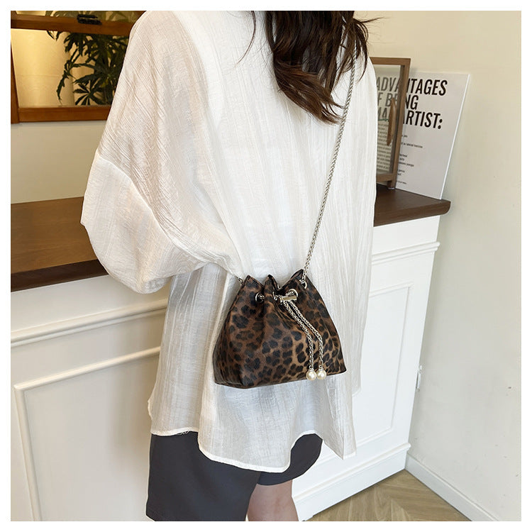 Personalized Chain Large Capacity Stylish Fashion Leopard Print Drawstring Winter2024New Zebra Pattern Shoulder Bucket Bag