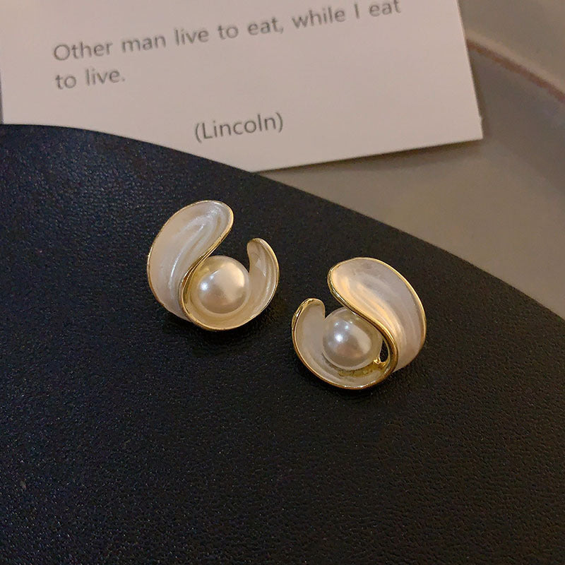 Pearl Earrings with a Sense of Sophistication Real Gold Electroplated Silver Needle French Retro Palace Style Earrings Versatile Ear Jewelry Wholesale