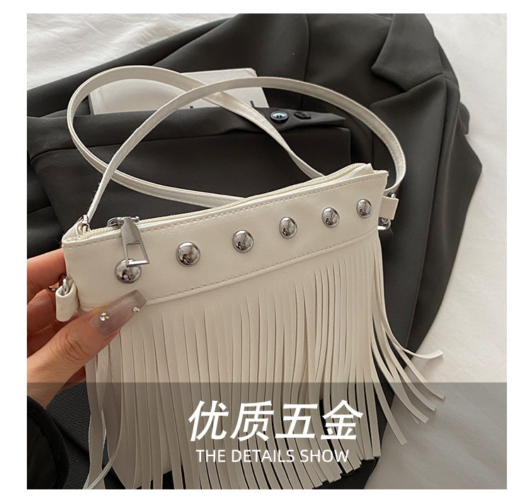 French retro tassel commuter bucket bag for women2025Summer new cross-border style soft shoulder crossbody tassel bag