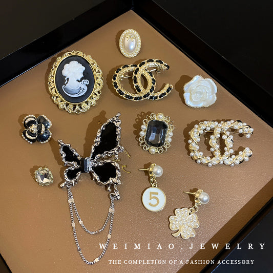 Inlaid Diamond Pearl Digital Flower Brooch French Light Luxury Elegant Pin Fashion Niche High-end Suit Accessory for Women