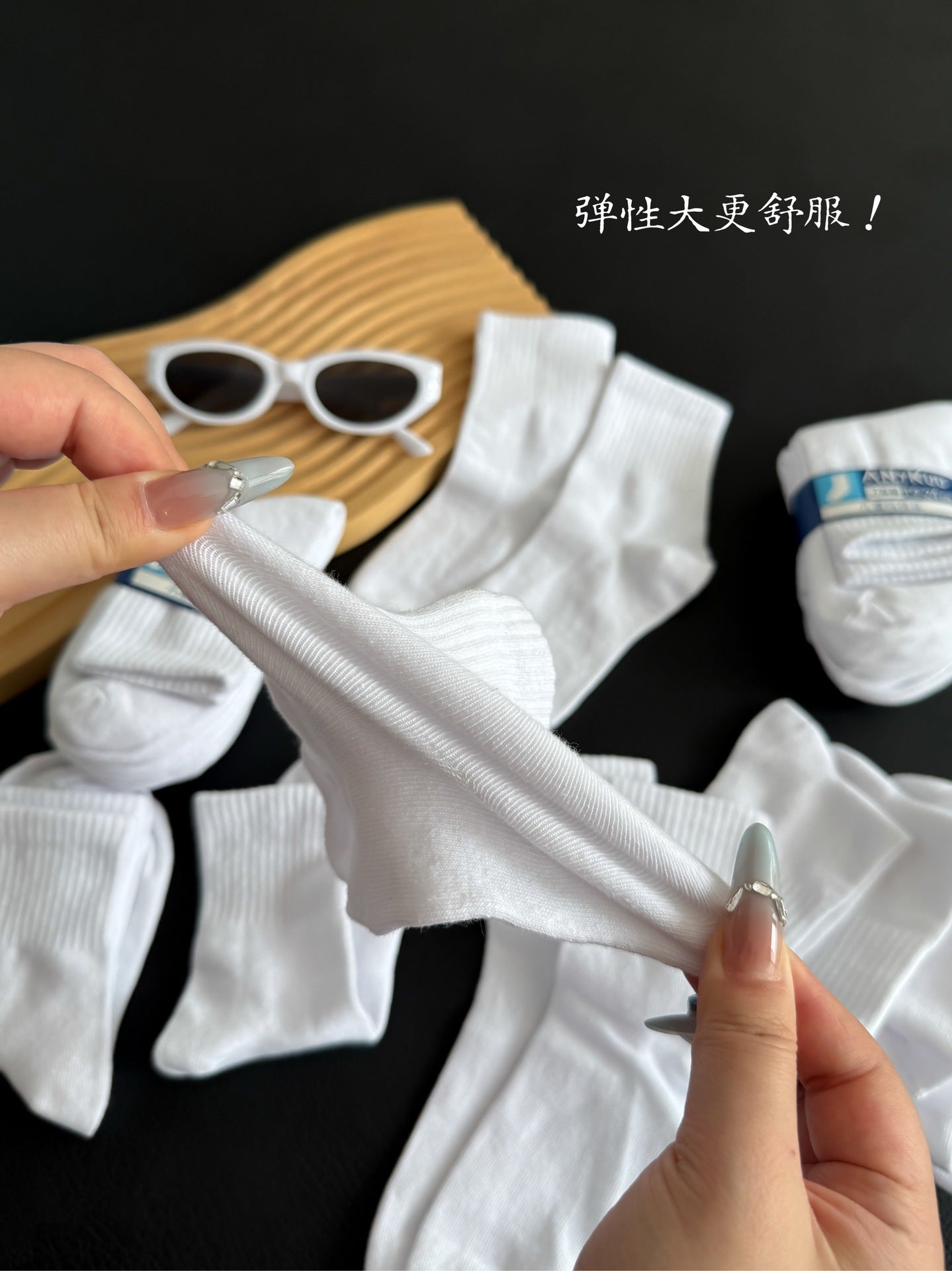 Children's Mid-Calf White Socks Moisture-Wicking Breathable Simple Sports Socks for Boys and Girls Comfortable and Durable White Socks http://detail.1688.com/offer/969182966859.html