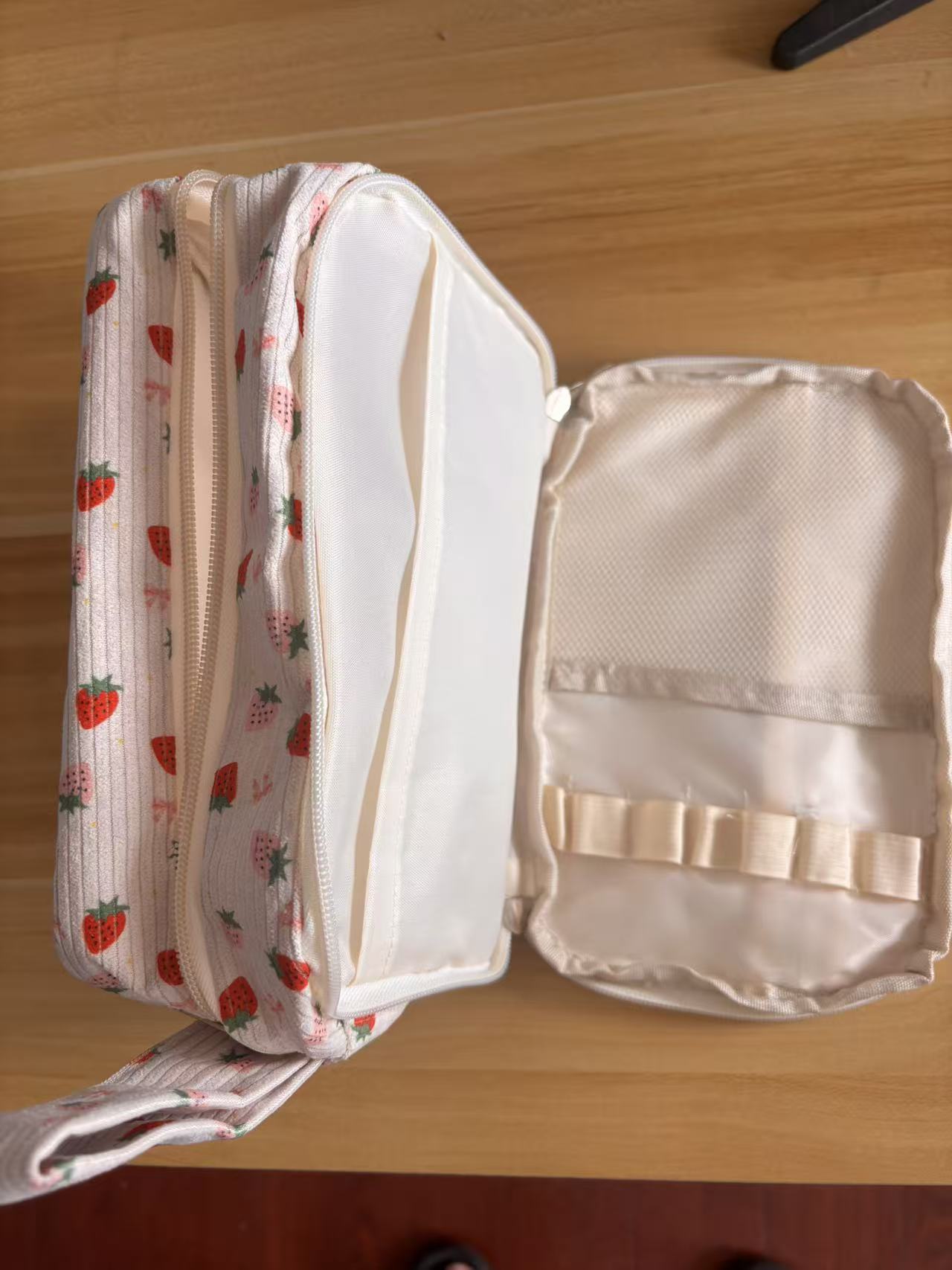 Cross-Border New Product Pencil Case Large Capacity Zipper Pencil Bag Compartment Soft Pencil Bag Boys and Girls Butterfly Flower http://detail.1688.com/offer/960755400517.html