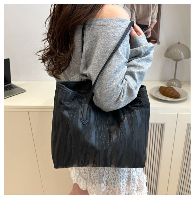 Casual Patchwork Fashion Large Capacity Pendant2025Spring New Fashion Commuting Texture Casual Shoulder Tote Bag for Women