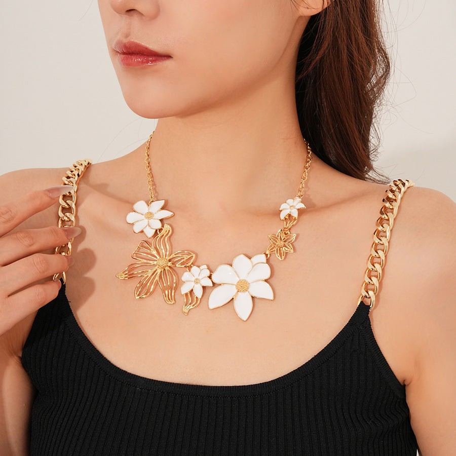 Medieval vintage Oil Drip Flower Necklace Vintage Court Style Fashion Versatile Collarbone Chain Exquisite Versatile Jewelry