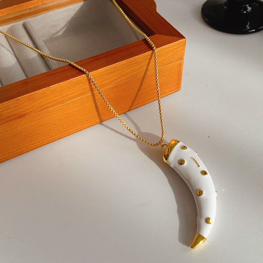 Medieval vintage Oil Drip Ox Horn Pendant Necklace Fashion Versatile Collarbone Chain Unique Design Sense Accessory