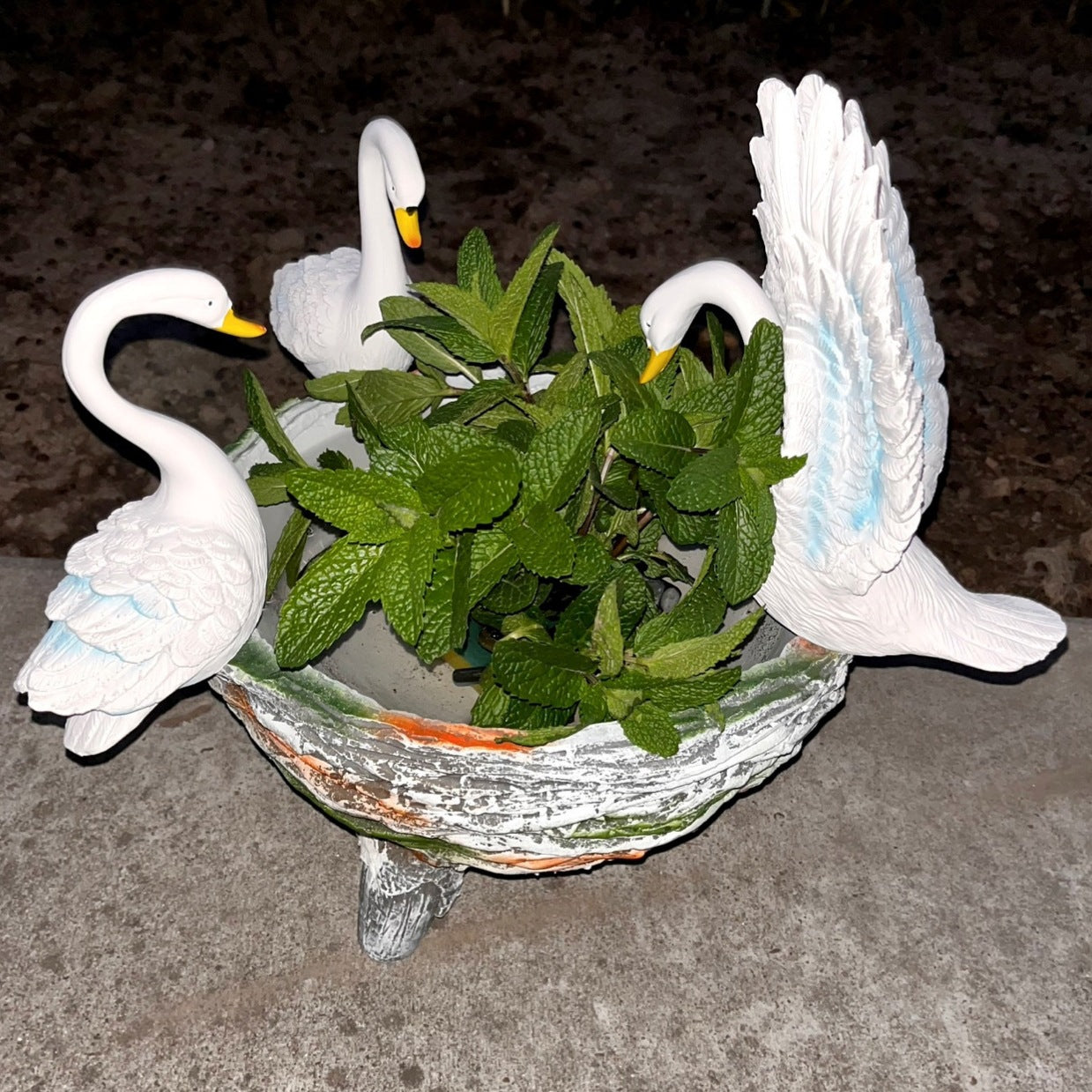 Creative Villa Outdoor Landscape Ornament Resin Green Radish Flower Pot Garden Courtyard Swan Pot Hydroponic Green Plant Container
