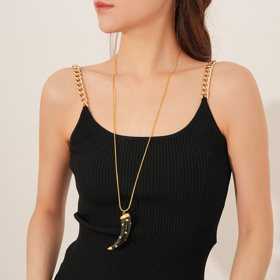 Medieval vintage Oil Drip Ox Horn Pendant Necklace Fashion Versatile Collarbone Chain Unique Design Sense Accessory