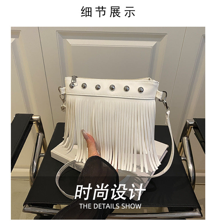 French retro tassel commuter bucket bag for women2025Summer new cross-border style soft shoulder crossbody tassel bag