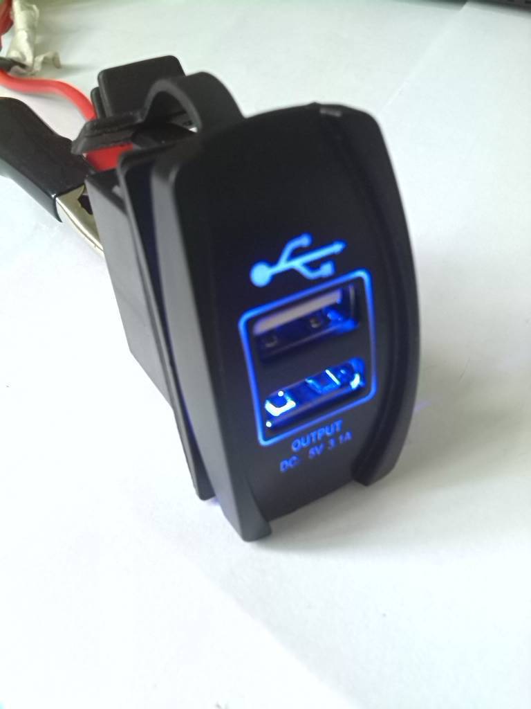 5V 3.1A Dual USB Car Charger with Switch - Universal Phone Charging Adapter