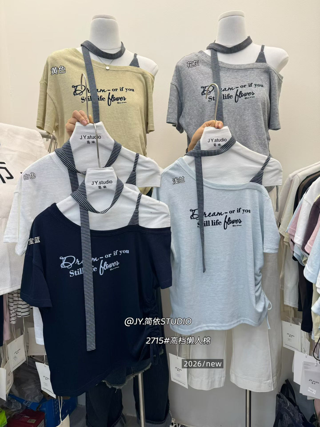 档口上新，夏季新款，斜肩配小丝带印字母短袖T，简依