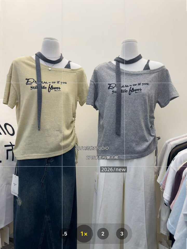 档口上新，夏季新款，斜肩配小丝带印字母短袖T，简依