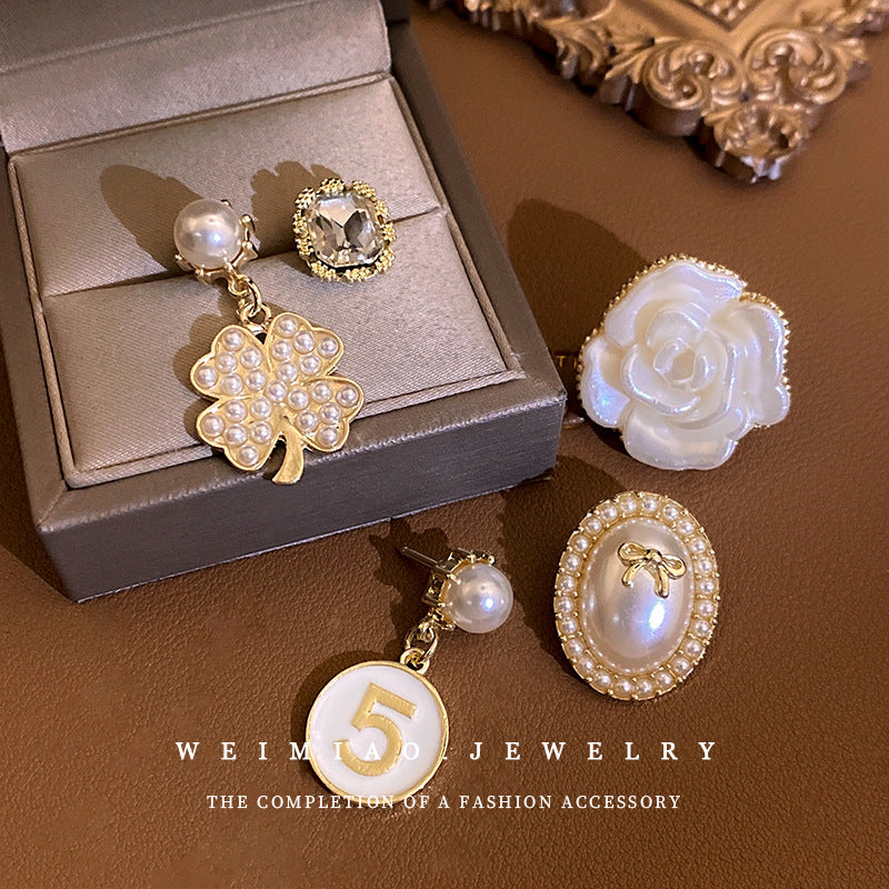 Inlaid Diamond Pearl Digital Flower Brooch French Light Luxury Elegant Pin Fashion Niche High-end Suit Accessory for Women