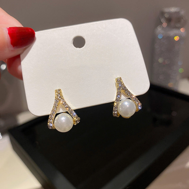 Medieval vintage Silver Needle Stud Earrings Elegant Light Luxury Palace Style Pearl Earrings Versatile High-end Vintage Earrings