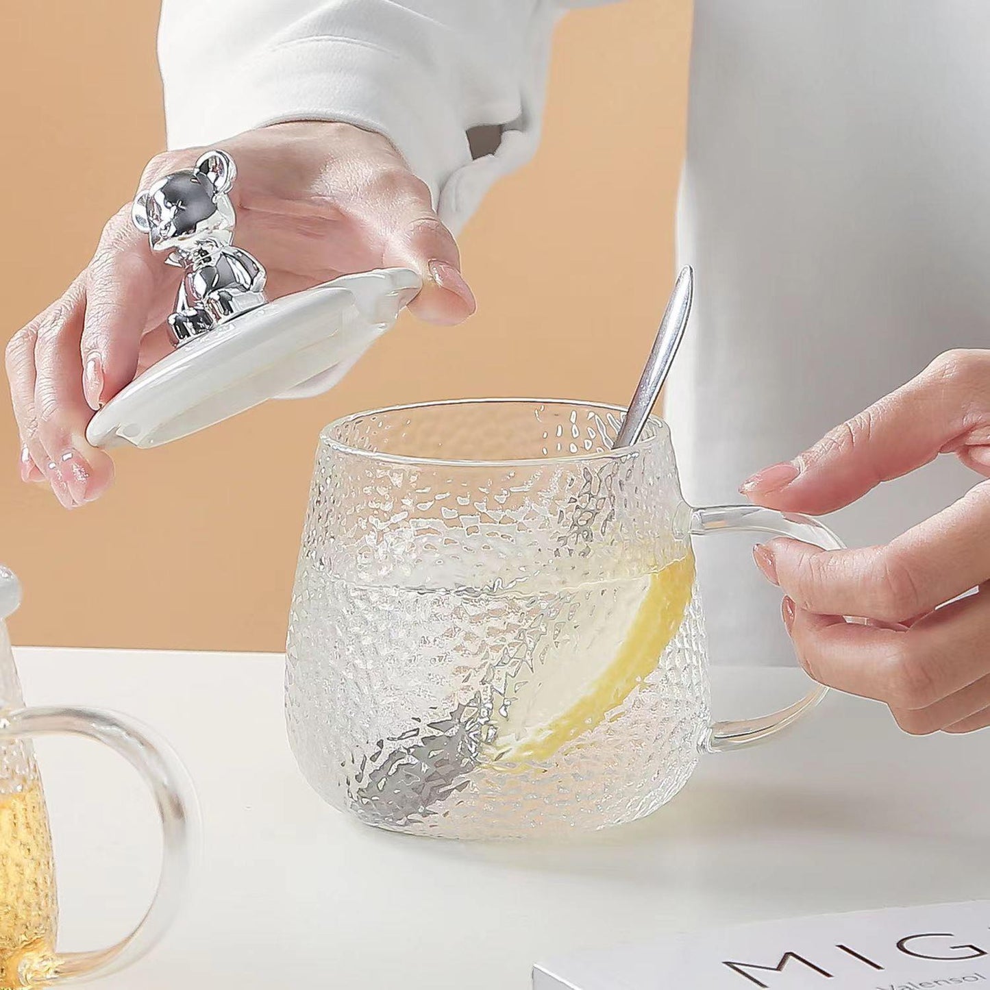 Creative Hammered Bear Glass Cup for Women ins High-Quality Aesthetic Water Cup with Lid for Home Use, Transparent Breakfast Milk Cup