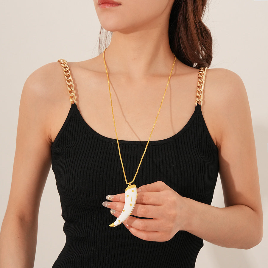 Medieval vintage Oil Drip Ox Horn Pendant Necklace Fashion Versatile Collarbone Chain Unique Design Sense Accessory