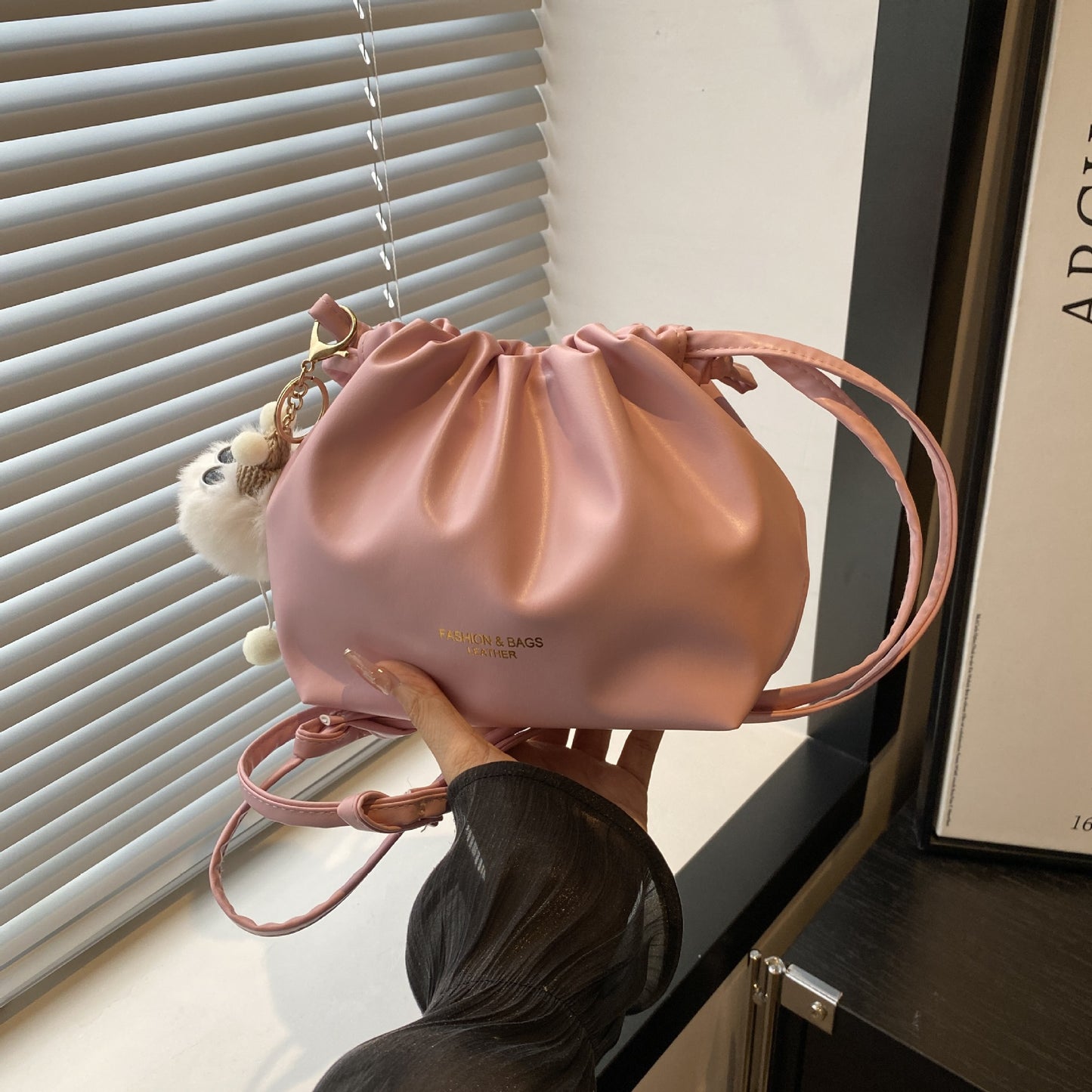 This year's trendy casual fashion elegant women's bag2025New versatile trendy single-shoulder bag with a high-end feel bucket bag