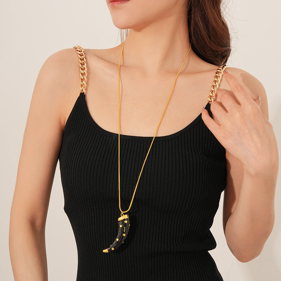 Medieval vintage Oil Drip Ox Horn Pendant Necklace Fashion Versatile Collarbone Chain Unique Design Sense Accessory