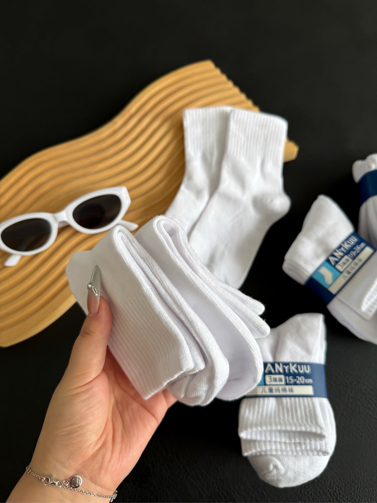 Children's Mid-Calf White Socks Moisture-Wicking Breathable Simple Sports Socks for Boys and Girls Comfortable and Durable White Socks http://detail.1688.com/offer/969182966859.html