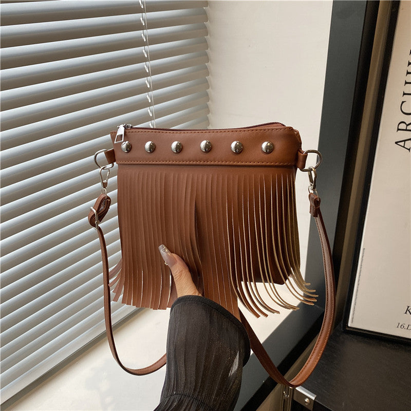 French retro tassel commuter bucket bag for women2025Summer new cross-border style soft shoulder crossbody tassel bag
