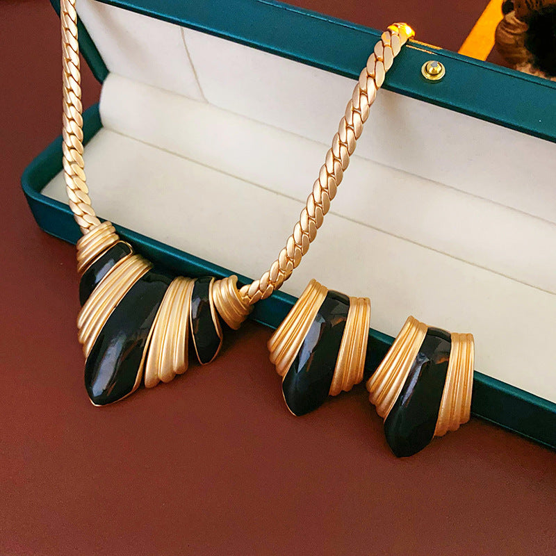 Medieval vintage Necklace French Retro Oil Drop Geometric Metal Necklace Light Luxury High-end Sense Women's Wholesale