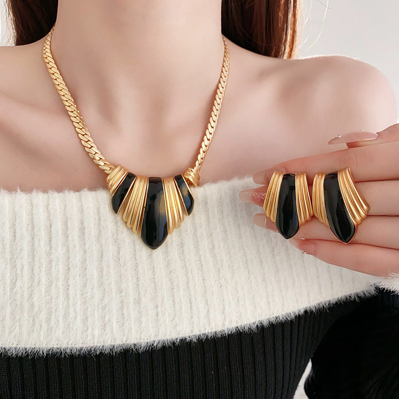 Medieval vintage Necklace French Retro Oil Drop Geometric Metal Necklace Light Luxury High-end Sense Women's Wholesale