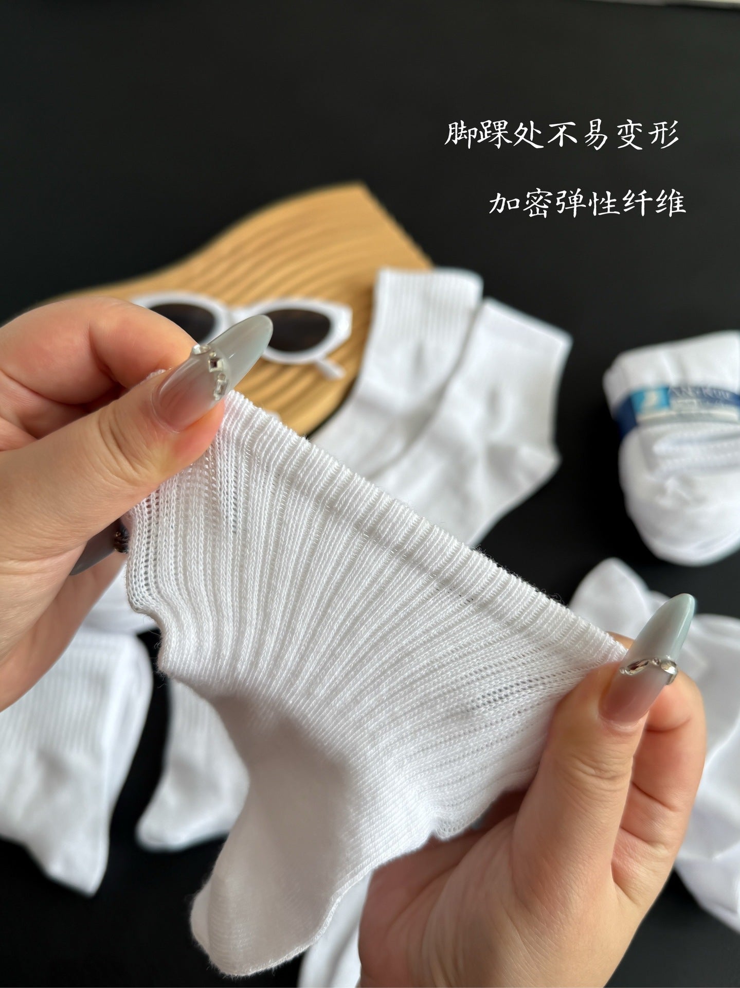 Children's Mid-Calf White Socks Moisture-Wicking Breathable Simple Sports Socks for Boys and Girls Comfortable and Durable White Socks http://detail.1688.com/offer/969182966859.html