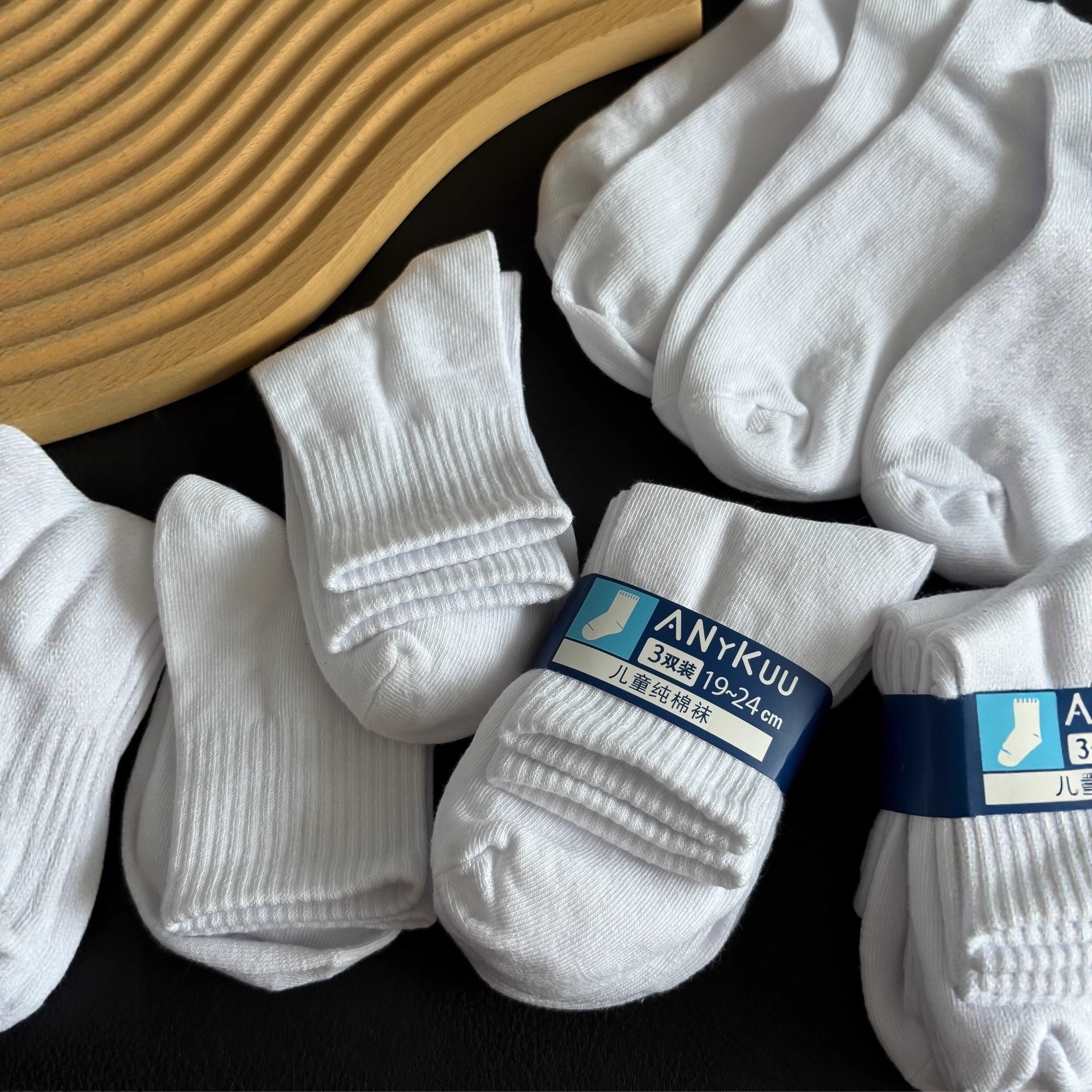 Children's Mid-Calf White Socks Moisture-Wicking Breathable Simple Sports Socks for Boys and Girls Comfortable and Durable White Socks http://detail.1688.com/offer/969182966859.html