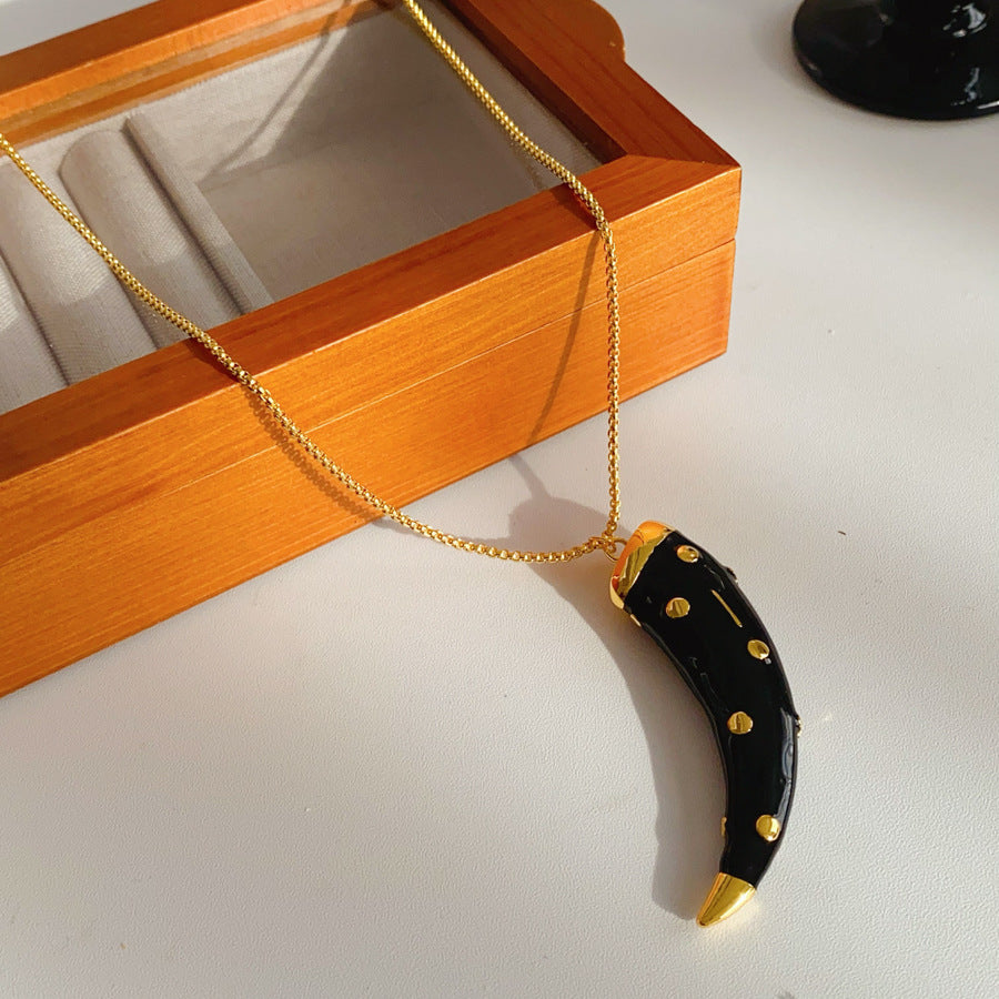 Medieval vintage Oil Drip Ox Horn Pendant Necklace Fashion Versatile Collarbone Chain Unique Design Sense Accessory