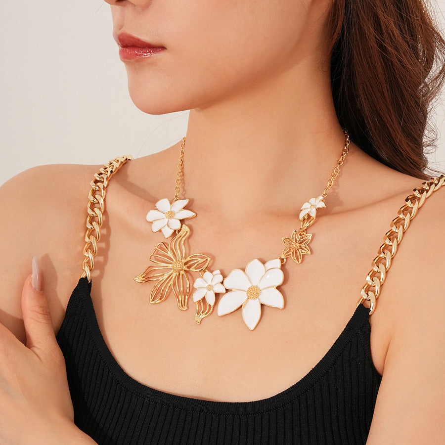 Medieval vintage Oil Drip Flower Necklace Vintage Court Style Fashion Versatile Collarbone Chain Exquisite Versatile Jewelry