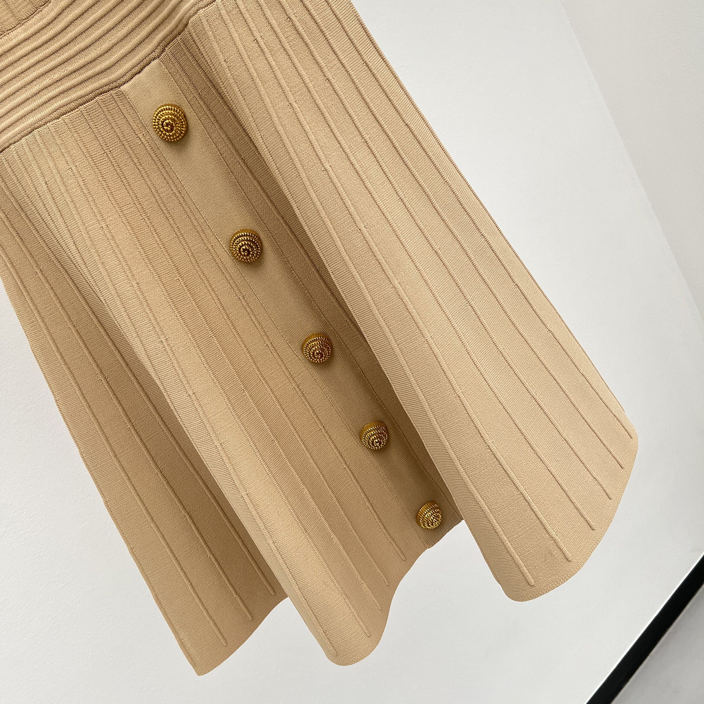Amphiona2025New Style with a Sense of Luxury V Collar Sleeveless A Slim Fit Waist Cinching Gold Button Striped Knitted Dress