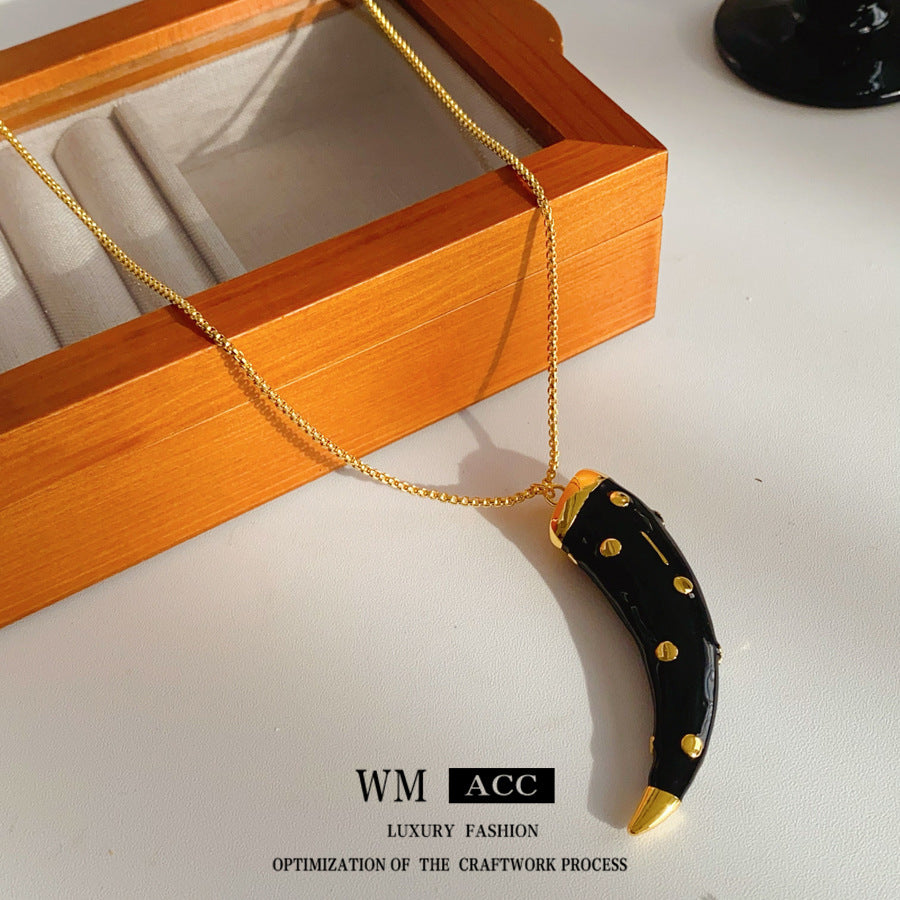 Medieval vintage Oil Drip Ox Horn Pendant Necklace Fashion Versatile Collarbone Chain Unique Design Sense Accessory
