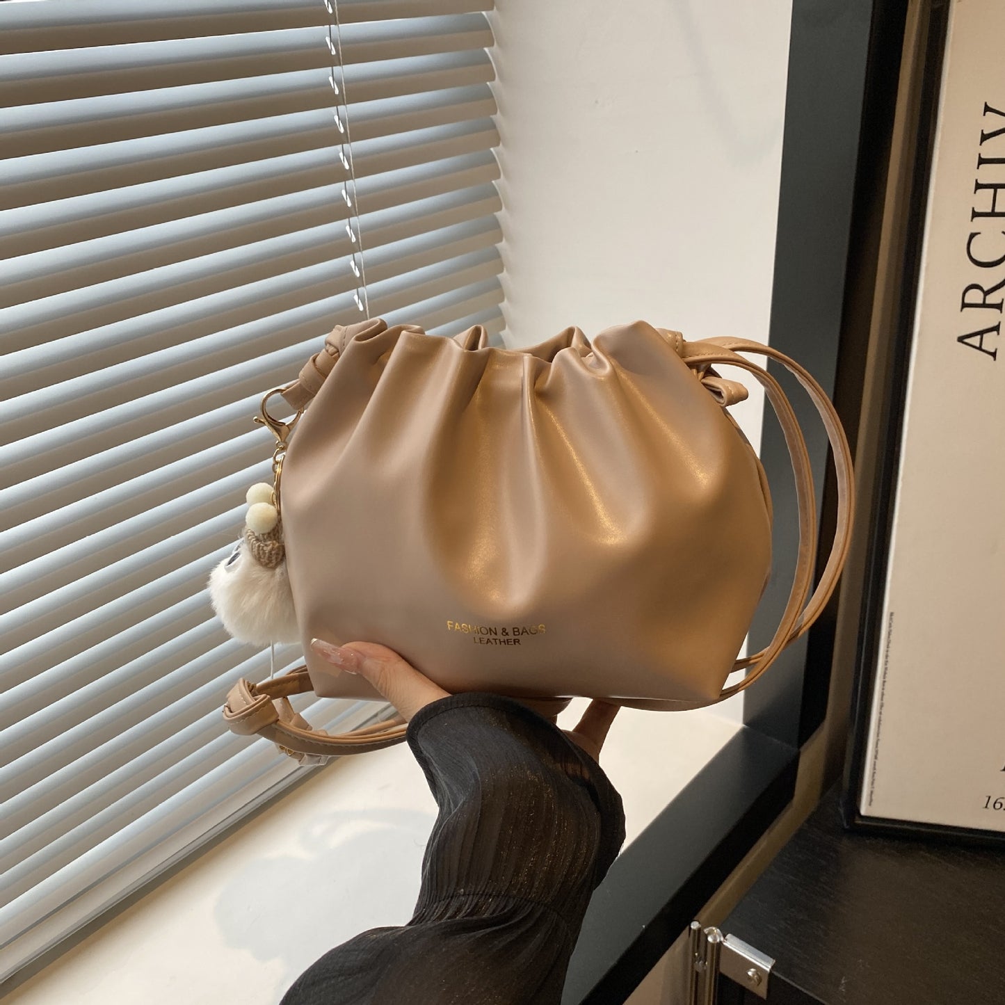 This year's trendy casual fashion elegant women's bag2025New versatile trendy single-shoulder bag with a high-end feel bucket bag