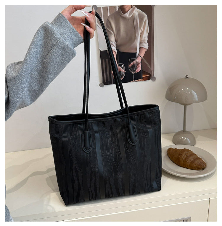 Casual Patchwork Fashion Large Capacity Pendant2025Spring New Fashion Commuting Texture Casual Shoulder Tote Bag for Women