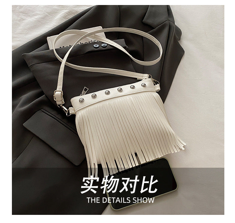 French retro tassel commuter bucket bag for women2025Summer new cross-border style soft shoulder crossbody tassel bag