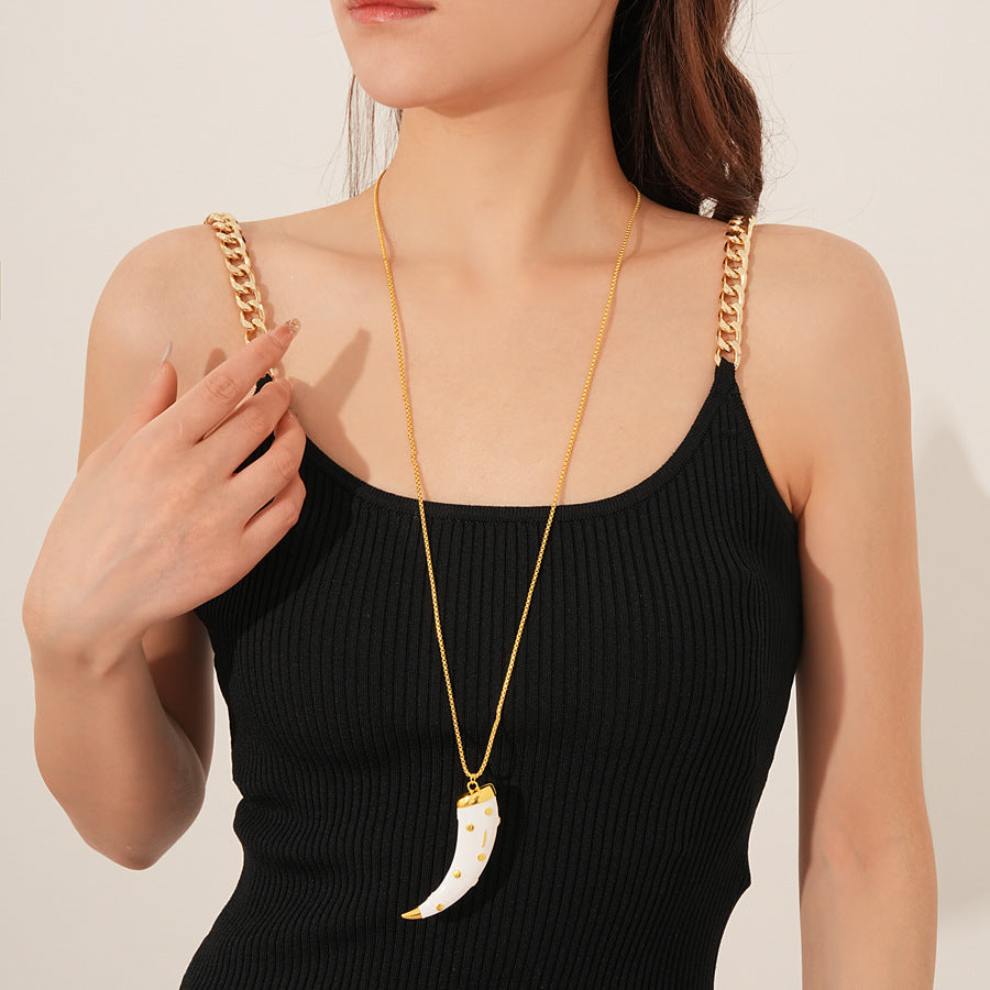 Medieval vintage Oil Drip Ox Horn Pendant Necklace Fashion Versatile Collarbone Chain Unique Design Sense Accessory